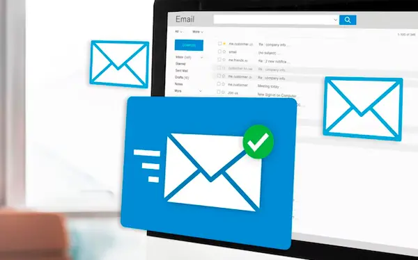 Computador com e-mail aberto na tela