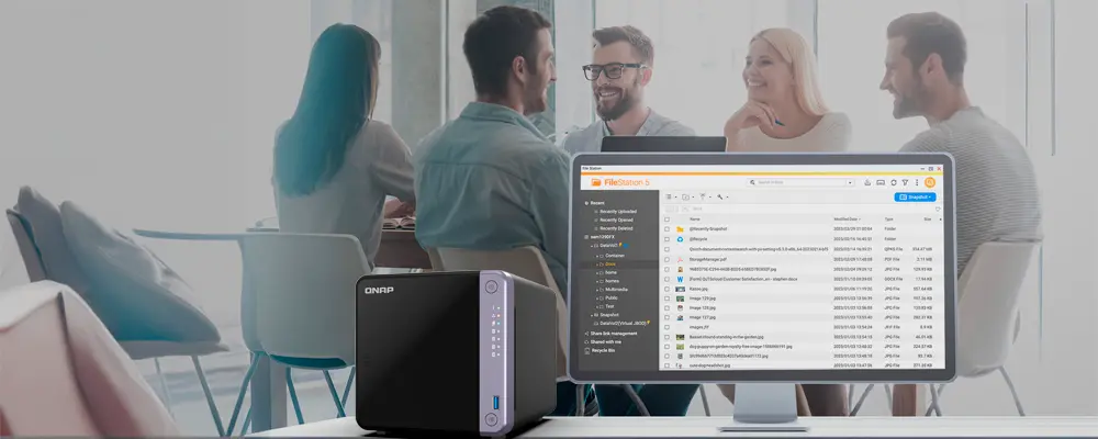 Storage NAS Qnap modelo TS-432x com uma imagem de um escritótio ao fundo e uma tela de computador mostrando o File Station com os arquivos armazenados no NAS